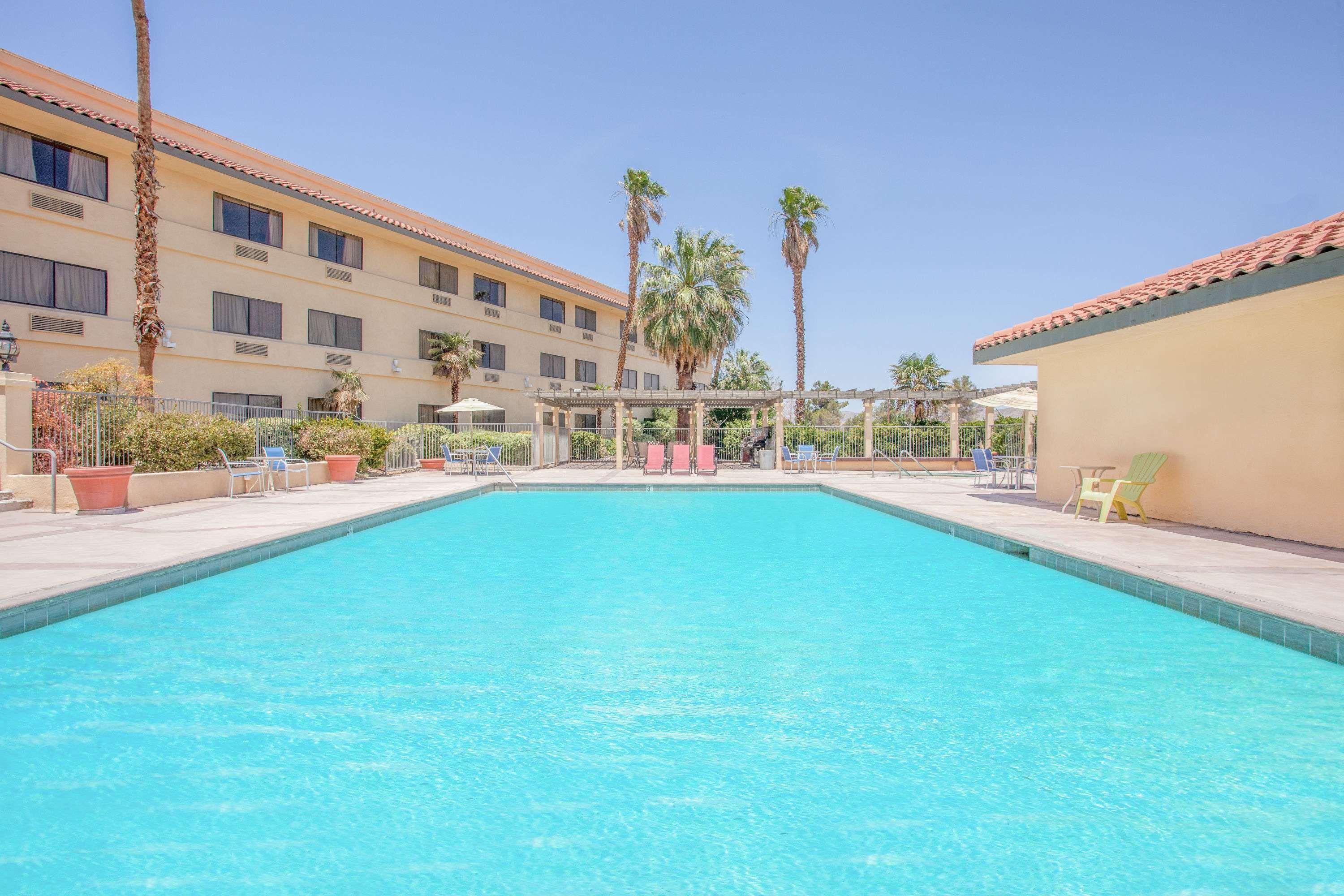 Hotel Ramada By Wyndham Barstow Exterior foto