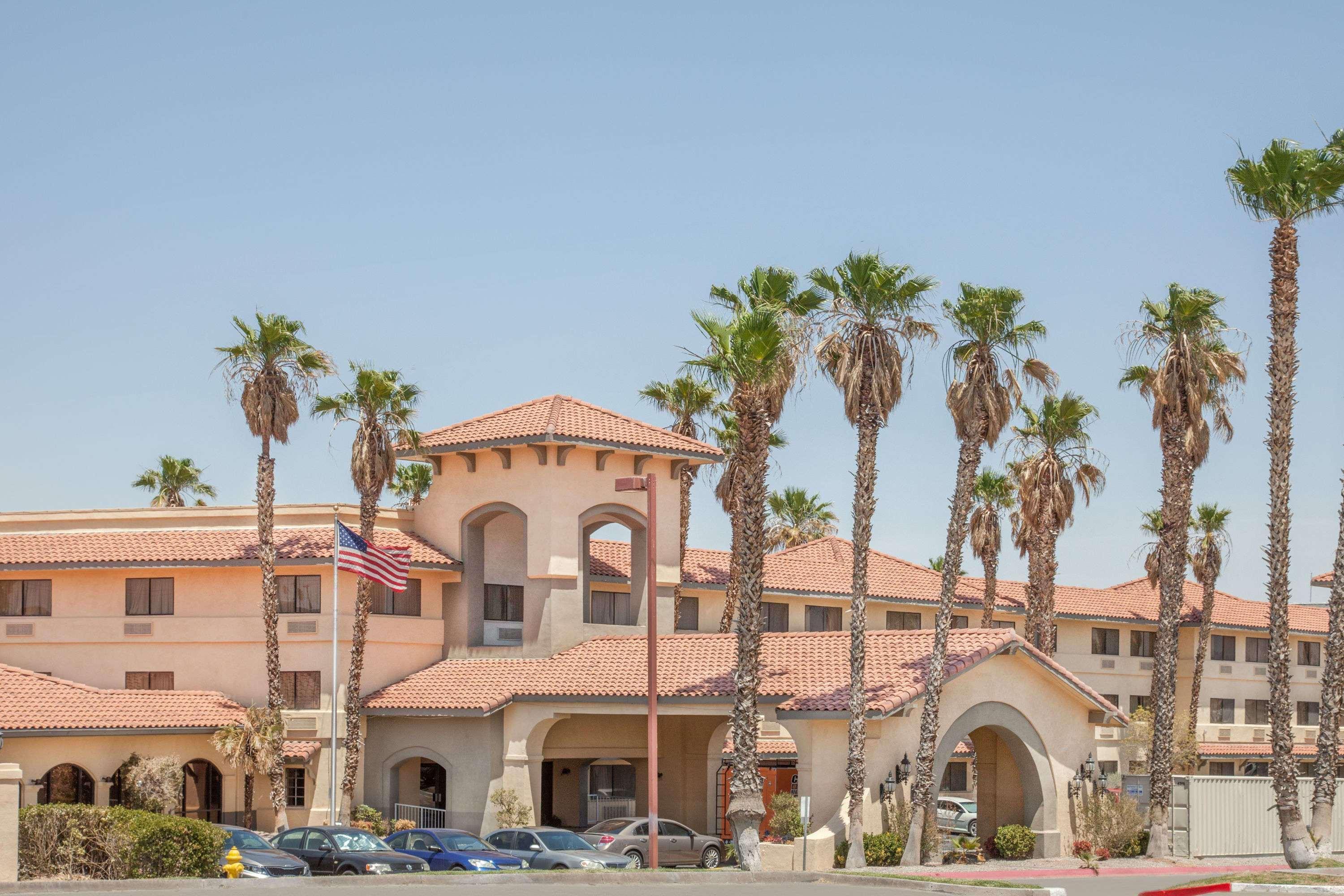Hotel Ramada By Wyndham Barstow Exterior foto